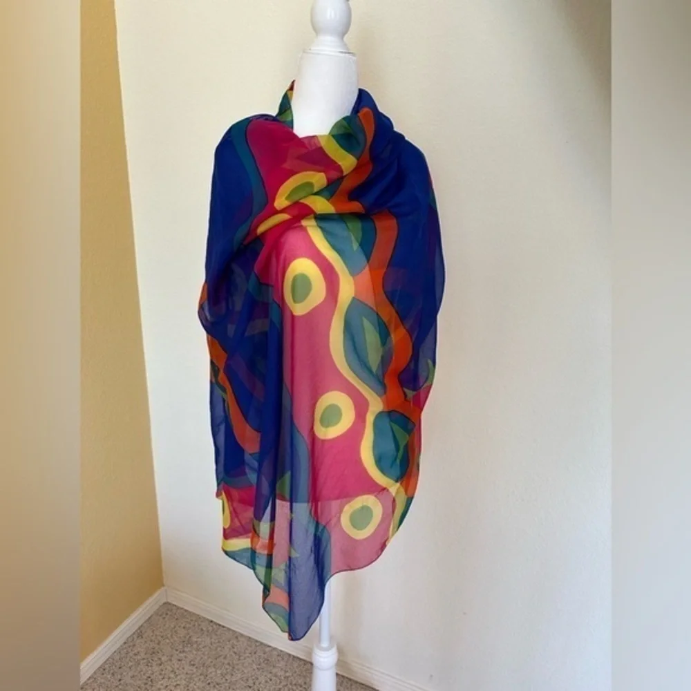 Gently used abstract shawl in multicolor Sz OS